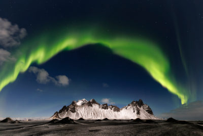 Le Vestrahorn sous une aurore boréale.