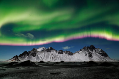 Le Vestrahorn sous une aurore boréale.