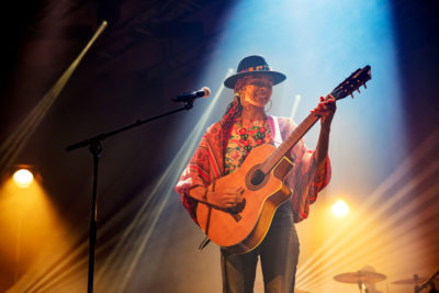 Ayo en concert à l'Espace Léo Ferré à Monaco.