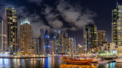 Les buildings de Dubaï de nuit.