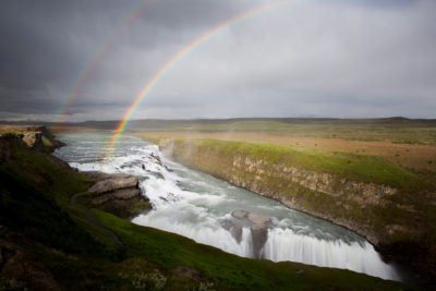 Arc-en-ciel au-dessus de Gullfoss en Islande.