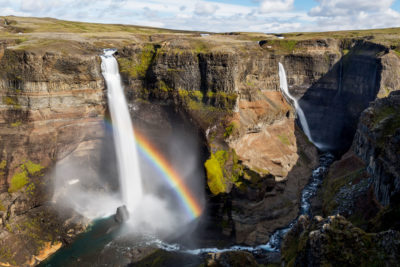 Arc-en-ciel devant Haifoss en Islande.