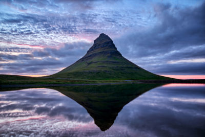 Le Kirkjufell et son reflet au crépuscule.