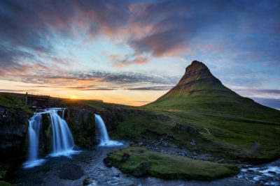 Le Kirkjufell et ses chutes d'eau au sunset.