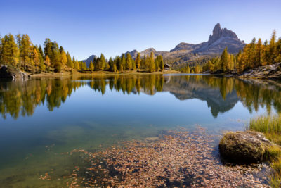 Lac Federa en automne dans les Dolomites.