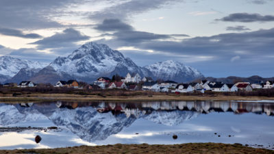 Les maisons de Leknes et leurs reflets dans les îles Lofoten en Norvège.