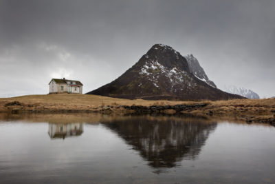 Maison abandonnée et son reflet dans les îles Lofoten en Norvège.