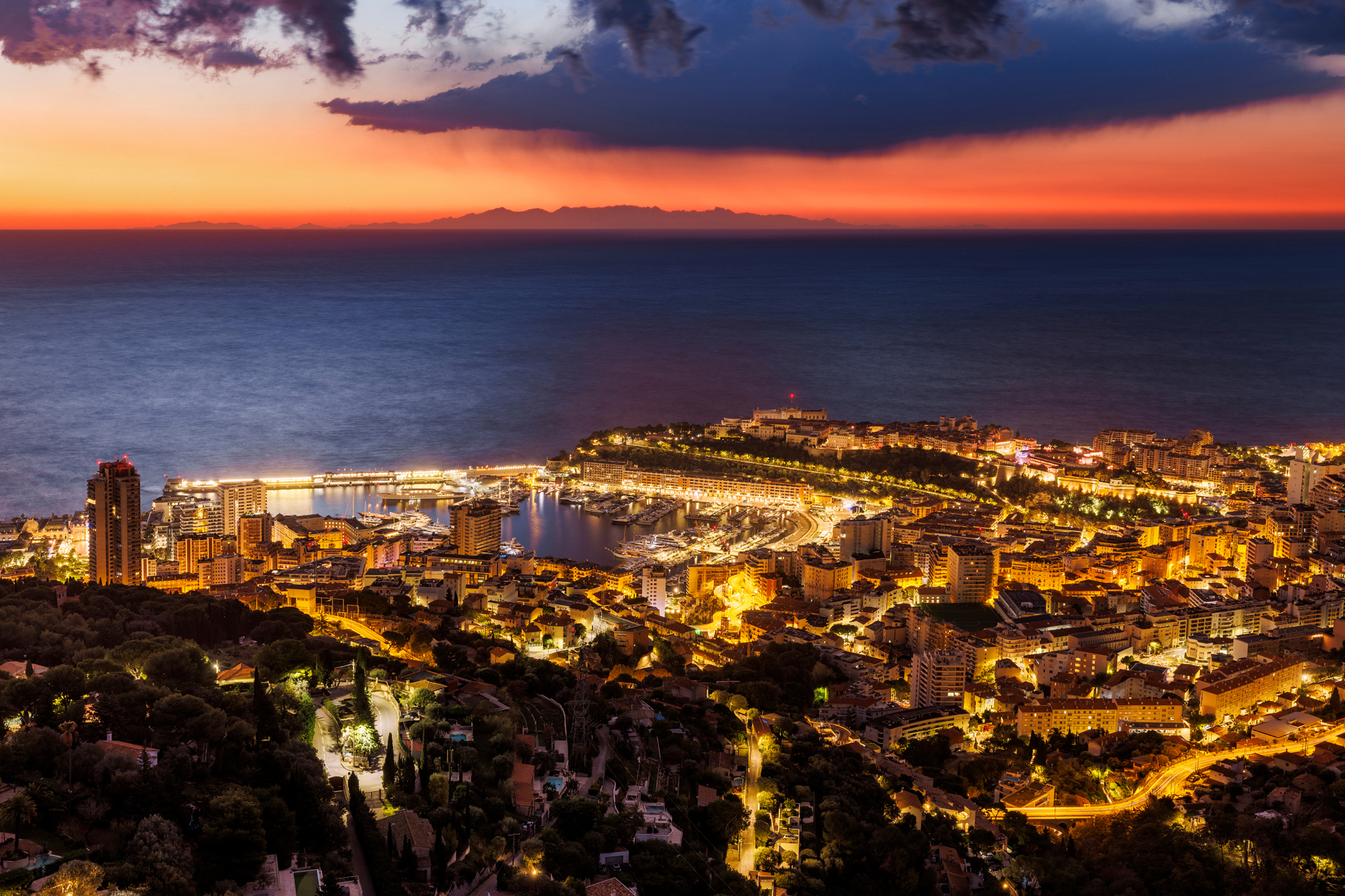 Monaco et la Corse visible à l'horizon.