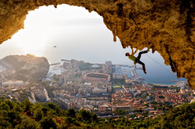Grimpeur dans le surplomb de Big Ben au-dessus de Monaco.