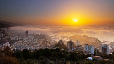 Mer de nuages au sunrise au-dessus de Monaco.