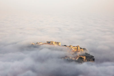 Le rocher de Monaco émerge d'une mer de nuages.