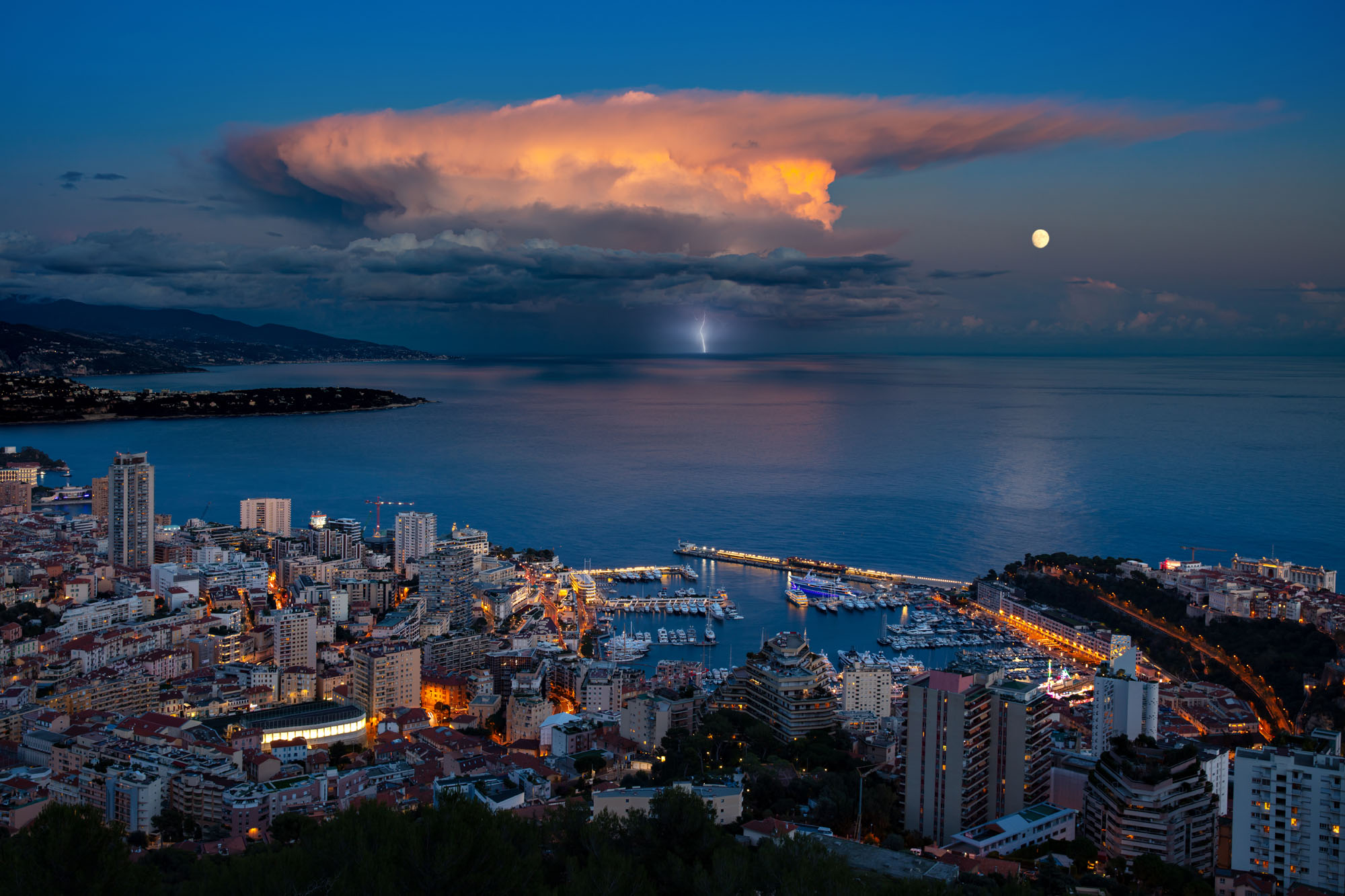 Orage et lune au-dessus de Monaco au crépuscule.