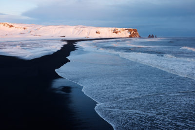 Reynisfjara avec, au loin, les Reynisdrangar Seastacks.