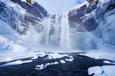 Skogafoss en Islande et en hiver avec son arc-en-ciel.