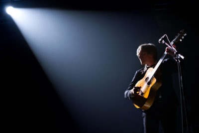 Thomas Dutronc en concert à l'Espace Léo Ferré à Monaco.