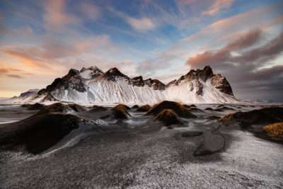 Le Vestrahorn enneigé et sa plage de sable noir le soir.