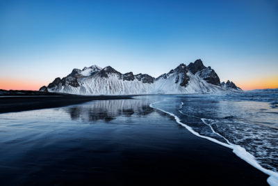 Le Vestrahorn enneigé et sa plage de sable noir le matin.