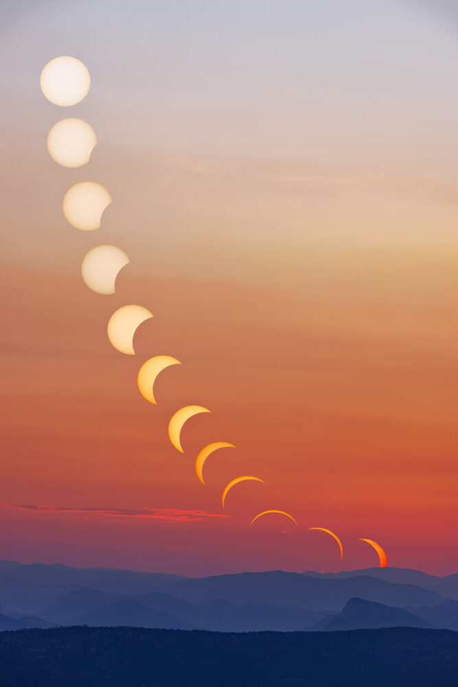 Les différentes étapes de l'éclipse de Soleil du 12 août 2026 au-dessus des montagnes des Alpes-Maritimes.