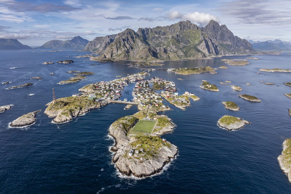 Vue aérienne de Henningsvaer avec son célèbre stade de football.