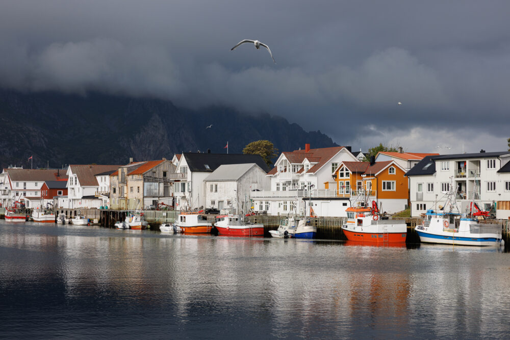 Le port de Henningsvaer avec ses bateaux de pêche colorés.