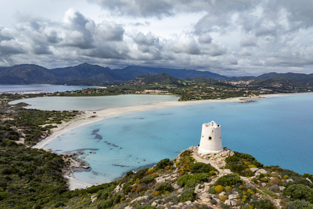 La tour de Porto Giunco et sa plage de sable blanc en contrebas.
