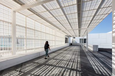 Personnage marchant à l'entrée du musée du Louvre d'Abu Dhabi.