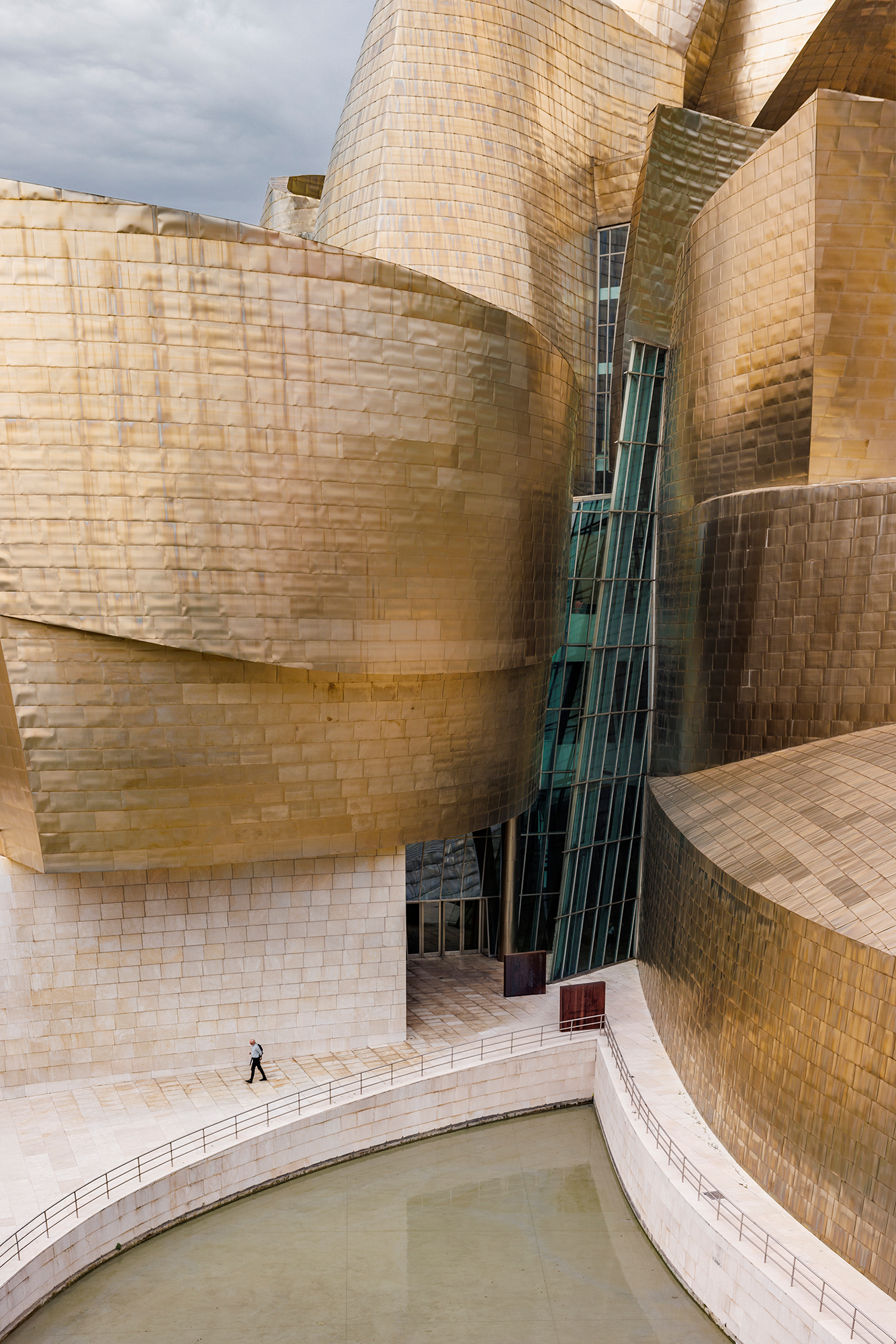 Un personnage au pied du musée Guggenheim de Bilbao.