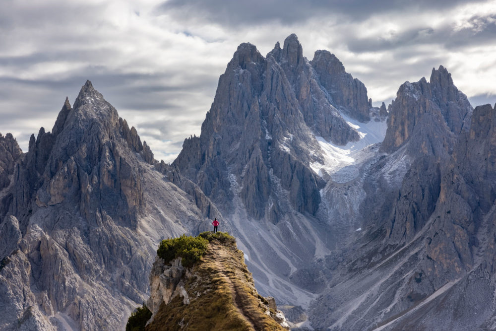 Personnage face aux montagnes de la cadini di misurina.