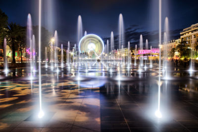 Les jets d'eau de la coulée verte à Nice de nuit et avec la grande roue.