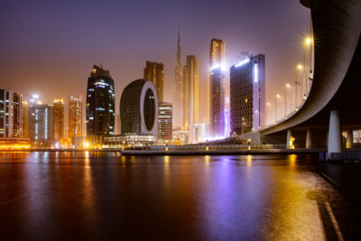 Les buildings de Dubaï de nuit.