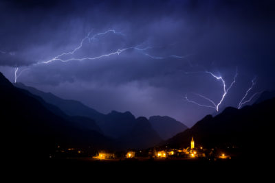 Orage à Eygliers et éclairs dans la vallée de la Durance.