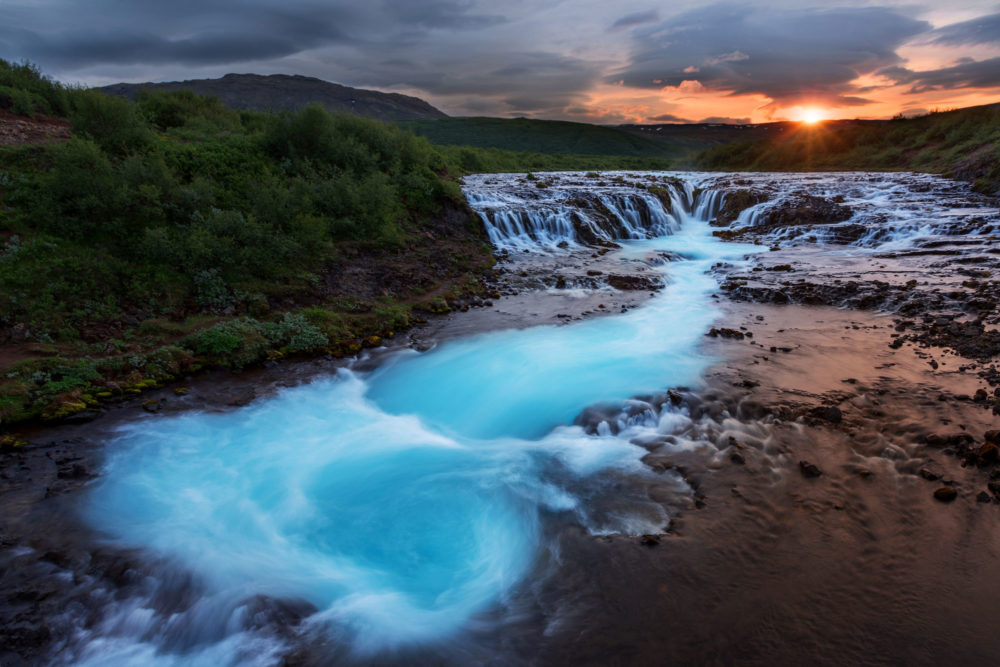 Bruararfoss au sunset en Islande. Pose longue et filé d'eau. Soleil qui pointe derrière les montagnes.
