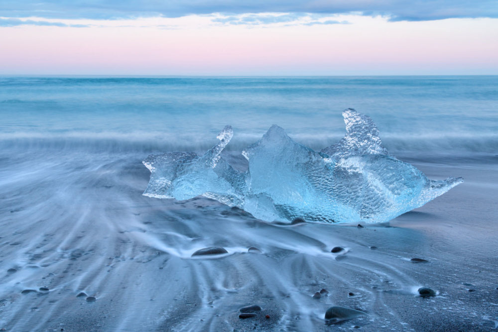 Un morceau de glace échoué sur Diamond Beach en Islande. Pose longue et filé d'eau.