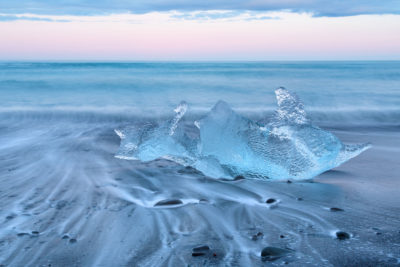 Un morceau de glace échoué sur Diamond Beach en Islande.