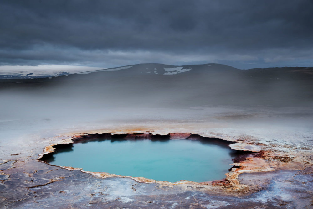 Le champ géothermique de Hverir en Islande. Eau bleu turquoise entourée de soufre jaune.
