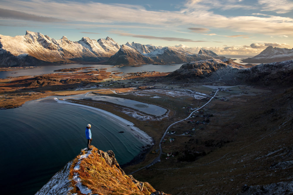 Fredvang dans la lumière dorée du couchant. Illes Lofoten en Norvège.