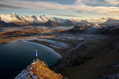 Fredvang (îles Lofoten en Norvège) dans la lumière dorée du couchant.