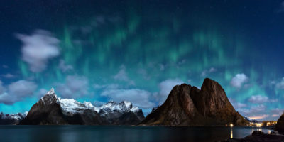 Aurore boréale au-dessus d'Hamnoy dans les îles Lofoten en Norvège.