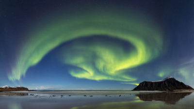 Aurore boréale au-dessus de Skagsanden dans les îles Lofoten en Norvège.