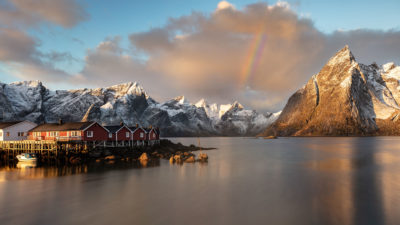 Arc-en-ciel le matin au-dessus d'Hamnoy dans les îles Lofoten en Norvège.