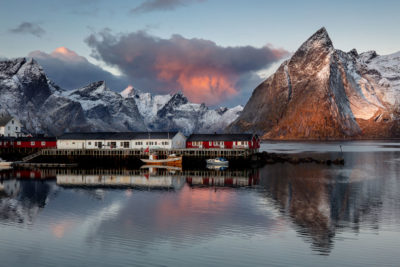 Nuage orange le matin au-dessus d'Hamnoy dans les îles Lofoten en Norvège.