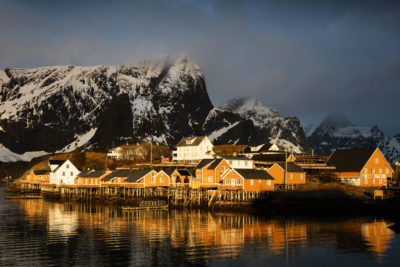 Sunrise et rayon de lumière sur les maisons de reine dans les îles Lofoten en Norvège.