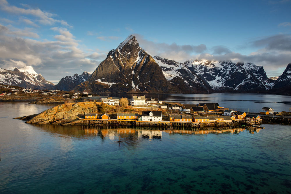 Sunrise sur les maisons de reine dans les îles Lofoten en Norvège.