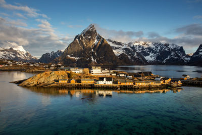 Sunrise sur les maisons de reine dans les îles Lofoten en Norvège.