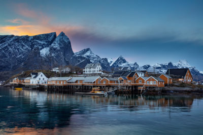 Crépuscule à Reine dans les îles Lofoten en Norvège.