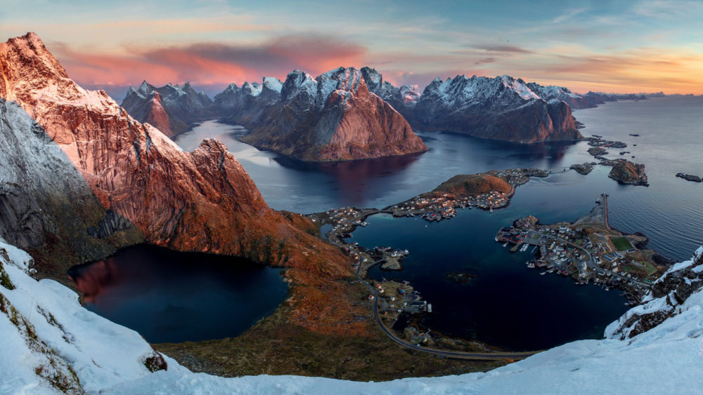 Reine vue depuis le Reinebringen dans les îles Lofoten en Norvège.