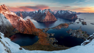 Reine vue depuis le Reinebringen au sunrise dans les îles Lofoten en Norvège.