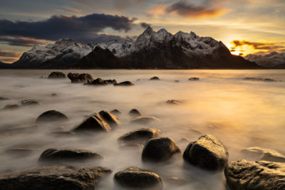 Vareid au sunset dans les îles Lofoten en Norvège.