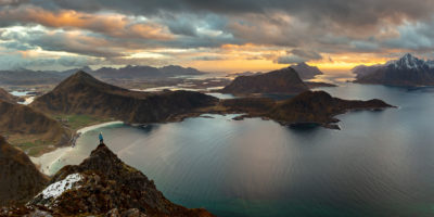 Haukland vu depuis le Veggen dans les îles Lofoten en Norvège.