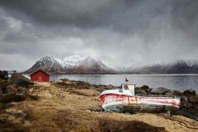 Vieux bateau et cabane dans les îles Lofoten en Norvège.